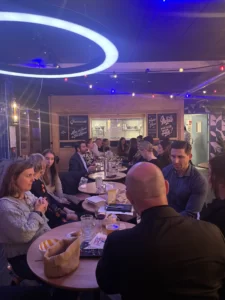 Les membres de l'Incubateur sont regroupés autour d'un verre pour profiter d'un moment convivial.