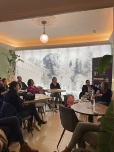 Les participants écoutent attentivement la présentation de Mélanie Parnot sur sa legaltech